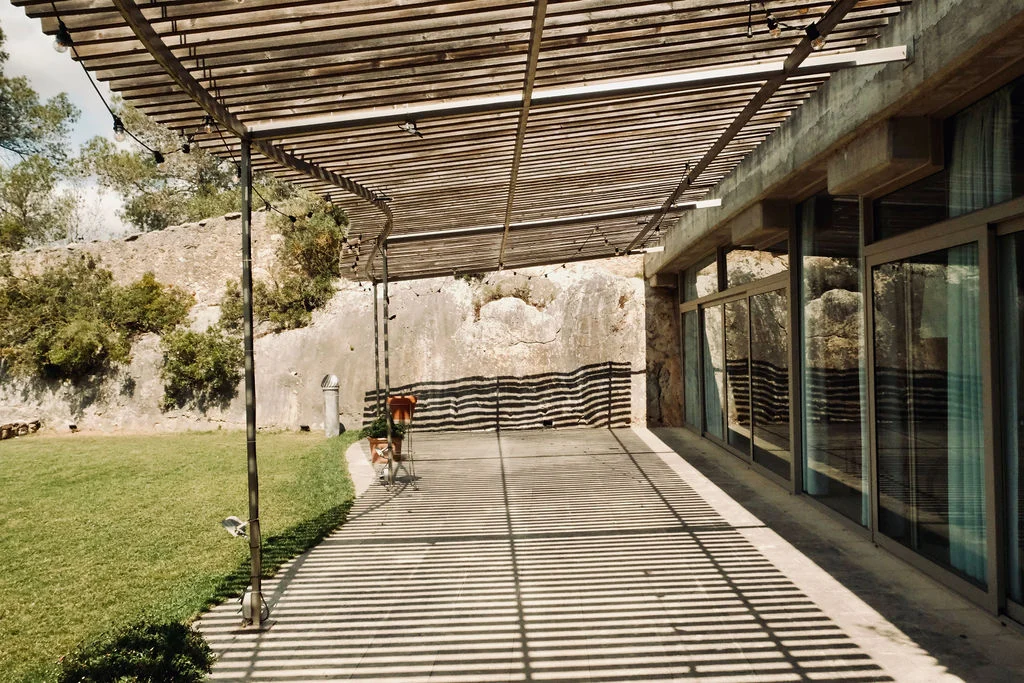 Can Ràfols dels Caus, Penedès: porche exterior con pérgola