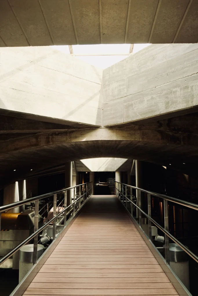 Can Ràfols dels Caus, Penedès: pasarela sobre la sala de elaboración