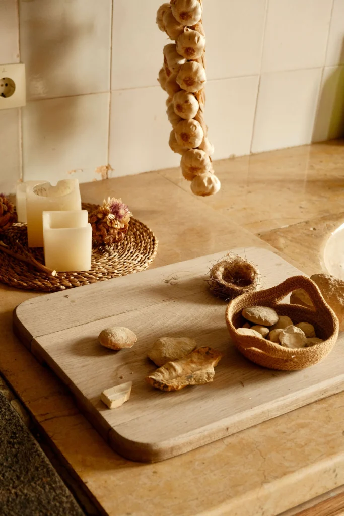 Can Ràfols dels Caus, Penedès: tabla de quesos y frutos secos en la cocina